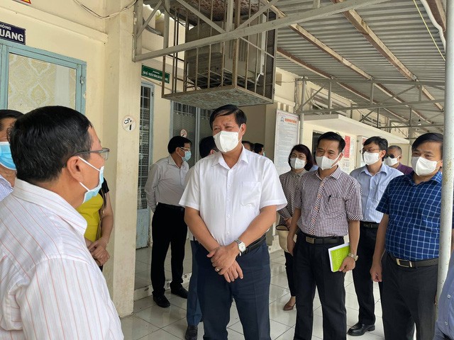 Đoàn công tác kiểm tra Trung tâm y tế Thành phố Kiên Giang. Ảnh: Tuấn Dũng